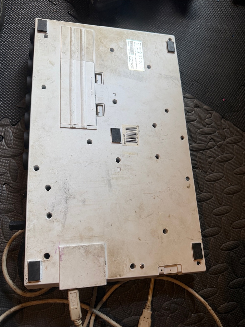 Zoom R16 Cream/White Portable Multi-Track Recorder - Picture 3 of 4